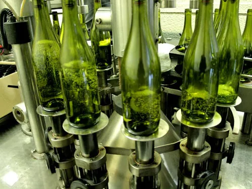 tl_files/catalogo/immagini_vitis_vinifera/imbottigliamento_04.jpg